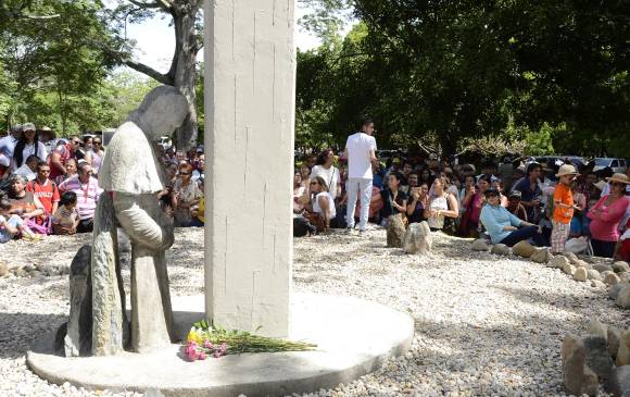 Una escultura del papa Juan Pablo II hecha con piedra volcánica se descubrió en los 30 años de la tragedia de Armero. FOTO Colprensa