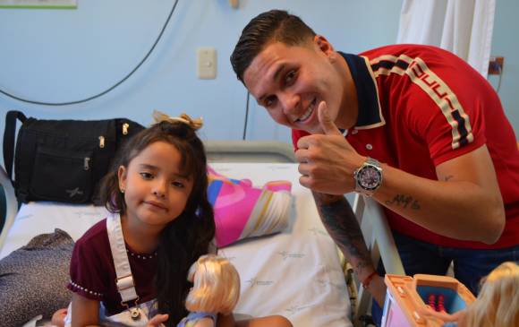 Juanfer visitó ayer el hospital Infantil San Vicente Fundación y compartió con los niños y personal médico. FOTO cortesía 