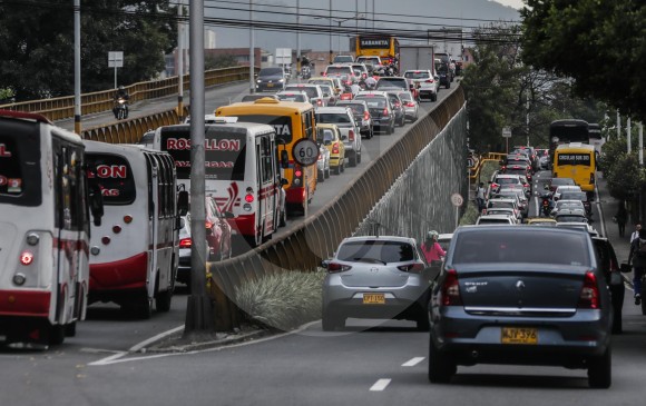 A pesar del pico y placa que incluye seis dígitos y más motos (las de 4T), se han registrado congestiones en las horas previas o posteriores a la vigencia de la medida. FOTO Róbinson sáenz