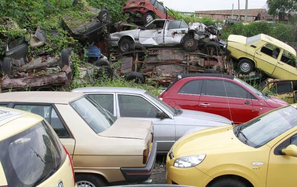 En los patios de Envigado reposan cientos de vehículos inmovilizados y con más de un año de abandono. FOTO róbinson sáenz