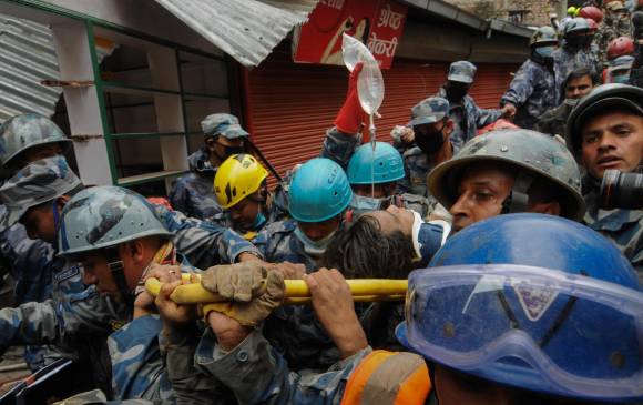 El joven nepalí Pemba Lama (15 años) sobrevivió luego de estar 120 horas bajo los escombros. FOTO AFP