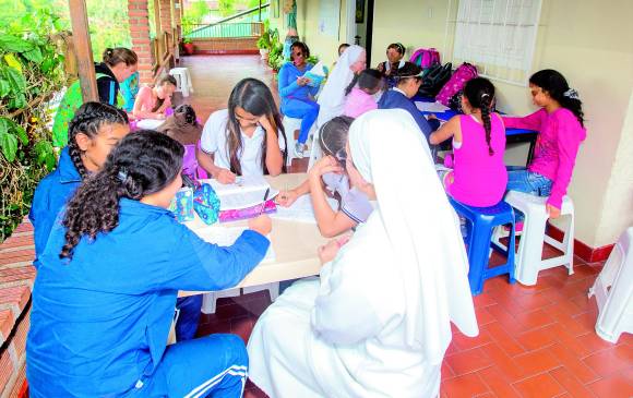 En una permanente labor por el bienestar de las niñas del Hogar Jesús Amigo trabajan las hermanas Carolina y Celmira. FOTO Juan Antonio sánchez