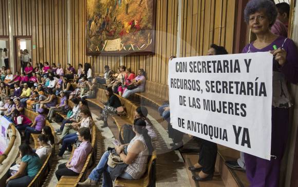 Organizaciones interrumpieron sesión en la Asamblea para exigir que se nombre secretaria de las Mujeres. FOTO Róbinson Sáenz