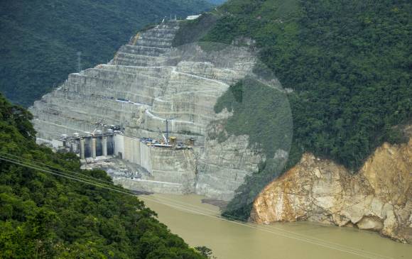 La imagen muestra el derrumbe generado por la falla geológica (derecha). El movimiento de tierra de ayer se presentó en la montaña, sobre la zona cubierta de concreto. FOTO Juan Antonio Sánchez