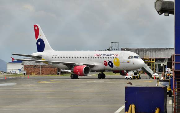 Según VivaColombia, los pasajeros pusieron en riesgo la seguridad aérea al tomarse la plataforma. FOTO COLPRENSA