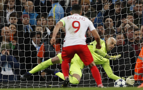 A pesar de errar un penal, Falcao anotó un doblete en la derrota de su equipo ante el Manchester City. FOTO REUTERS