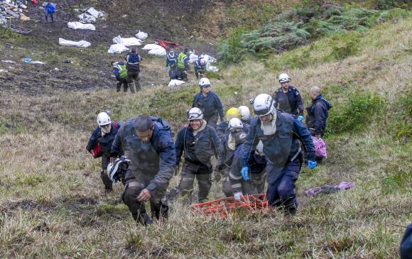 Los bomberos de La Unión, con apoyo de algunos habitantes de la zona del siniestro, fueron los primeros en hacer frente la emergencia aérea más grave registrada en Antioquia en tiempo reciente. FOTO juan antonio sánchez