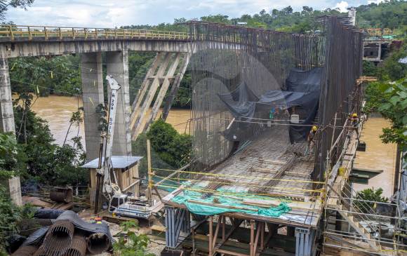 Avanza la construcción del nuevo puente sobre el río Nechí. 