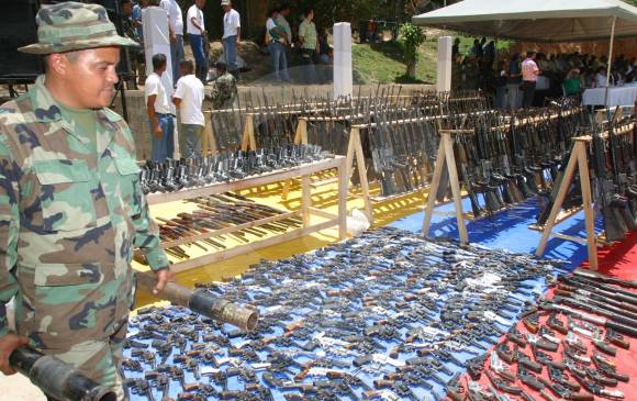 En agosto de 2005 el Bloque Héroes de Granada entregó sus armas al Gobierno Nacional. El acto de desmovilización se realizó en San Roque (Antioquia). FOTO Archivo Juan Antonio Sánchez