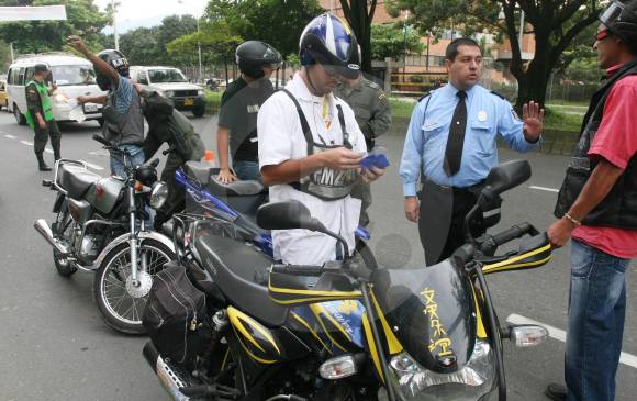 Operativos como este, en forma conjunta entre la Policía, la Secretaría de Movilidad y otras autoridades, se seguirán realizando en toda la ciudad. Foto Juan Antonio Sánchez.