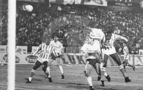 Luis Carlos Perea y Albeiro Usurriaga durante un juego ante Racing de la Copa Libertadores 1989. FOTO archivo el colombiano