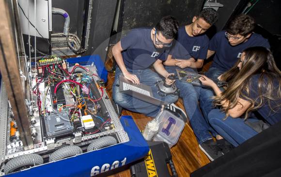 Miembros del equipo Colombian Jaguars ultiman detalles del robot antes de su presentación oficial, en el auditorio del colegio Compañía de María - La Enseñanza. FOTO JUAN ANTONIO SÁNCHEZ