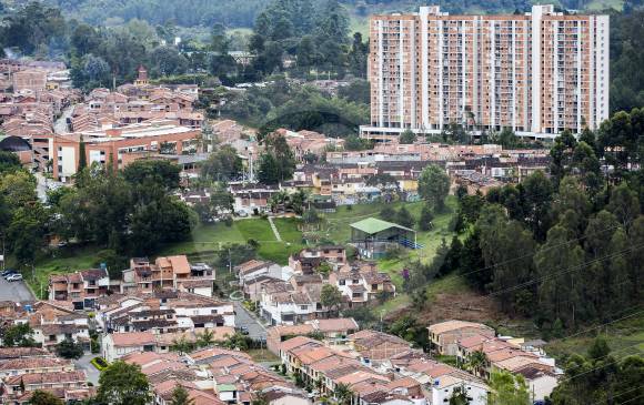 La administración municipal justifica que el derrame del impuesto se requiere para modernizar la infraestructura vial. Movimientos ciudadanos dicen que cobro es excesivo. FOTO Julio César Herrera
