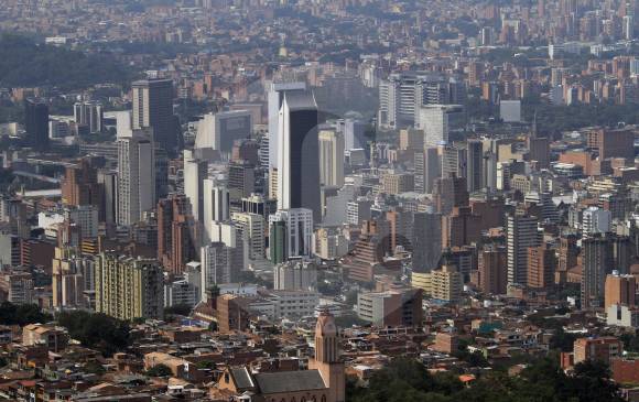 Romper los desequilibrios sociales, aumentar la cobertura educativa y fortalecer la presencia institucional en todas las comunas de Medellín son claves contra los violentos. FOTO Robinson Saenz.