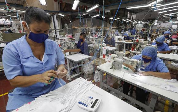 En la vuelta a las actividades del sector empresarial, la prioridad del Gobierno es el distanciamiento y la salud de los trabajadores. El 27 de abril se encenderán motores. FOTO Manuel saldarriaga