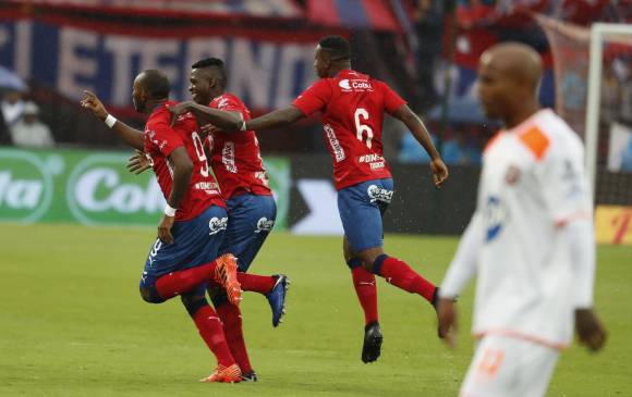 Diego Herazo convierte el primer gol para el DIM. FOTO: JAIME PÉREZ
