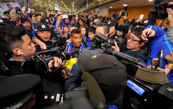 Multitudinario fue el recibimiento del futbolista argentino Carlos Tévez en su llegada a China. FOTO AFP