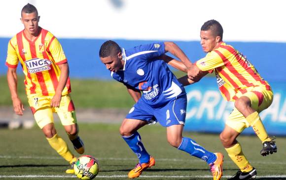 Daniel Cataño (centro), figura en Bello. FOTO manuel saldarriaga