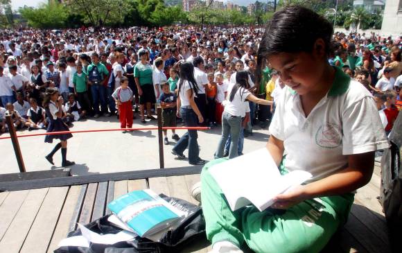 Las aulas vuelven a llenarse de inquietudes, estudio y aprendizaje. Alrededor de 280.000 estudiantes del sector oficial vuelven a clases hoy en Medellín. FOTO henry agudelo