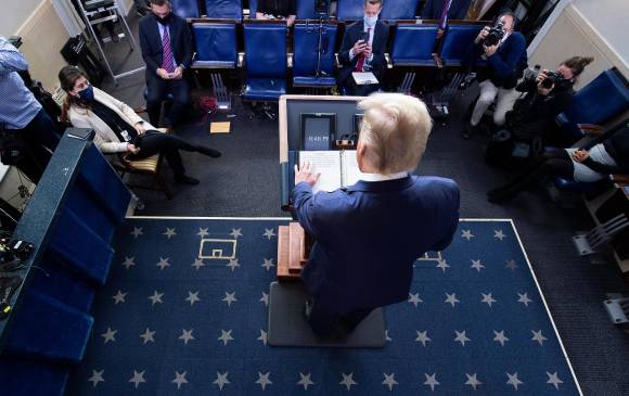 El presidente de Estados Unidos, Donald Trump, habla desde la Casa Blanca, el 5 de noviembre del 2020. FOTO AFP