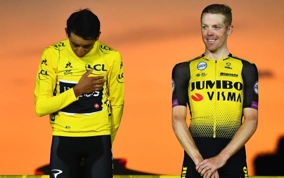Esta imagen fue del año pasado en el Tour de Francia, en la que se ve a Egan Bernal vestido de amarillo junto al holandés Steven Kruijswijk, otro de los ausentes para la actual edición. FOTO afp