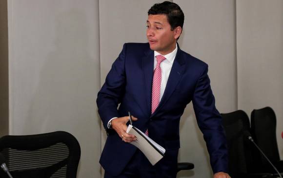 El superintendente Financiero, Jorge Castaño, denunció ante la Fiscalía General de la Nación la posible comisión de pánico económico en Colombia. FOTO Colprensa