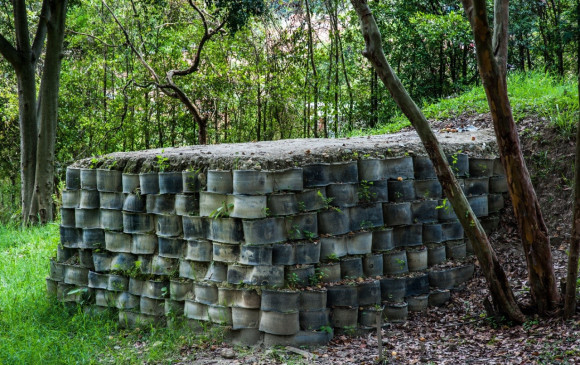 El muro de contención, fabricado con neumáticos y tierra de la misma zona, fue un sistema patentado por la universidad. FOTO CORTESÍA UNIVERSIDAD DE MEDELLÍN