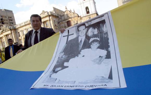 Familiares del mayor Ernesto Guevara, militar que murió en cautiverio después de haber sido secuestrado por las Farc en la toma de Mitú. FOTO Colprensa