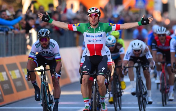 Elia Viviani ganó la tercera etapa de la Tirreno-Adriático. FOTO EFE