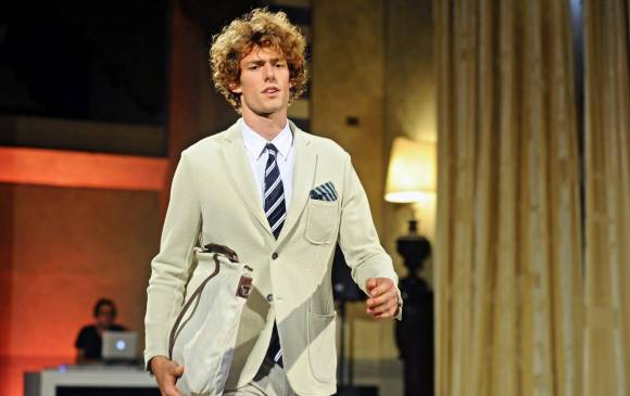 Prendas con aspecto ajado, gastado y hechas a mano pisan fuerte para la moda masculina del 2016. Además, se prefieren las únicas en vez de la producción en serie. FOTO EFE