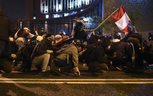 Perú vivió el sábado otra jornada de protestas con marchas y cacerolazos en rechazo al gobierno de Merino. FOTO AFP