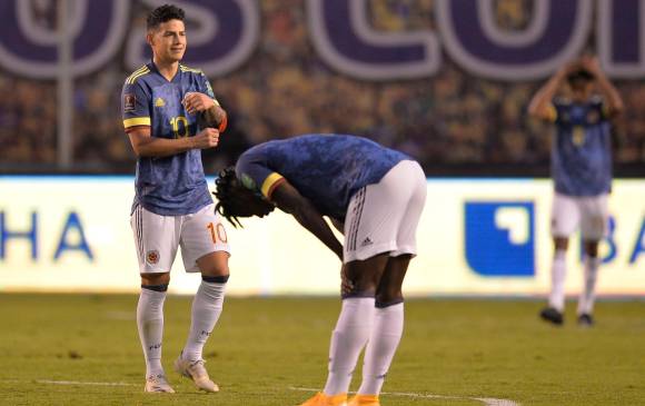 Los jugadores terminaron desencajados ante la abultada derrota. En la imagen, James Rodríguez y Duván Zapata, quienes no cumplieron con las expectativas en este llamado. FOTO afp