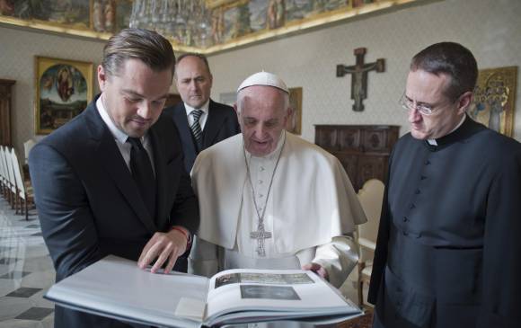 Este fue el libro de pinturas de Hieronymus Bosch que Leonardo Di Caprio le entregó al Papa Francisco este jueves en El Vaticano. FOTO L’Osservatore Romano/Pool vía AP