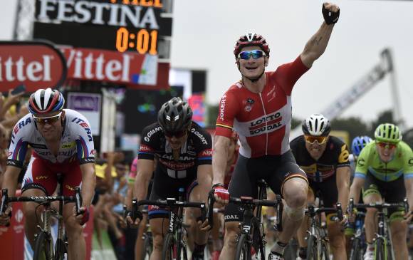 El alemán André Greipel se impuso en el sprint final. FOTO AFP