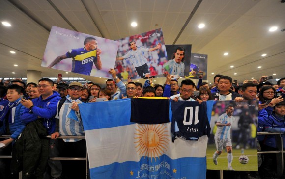 Los aficionados recibieron al jugador con grandes fotografías y banderas de Argentina. FOTO AFP