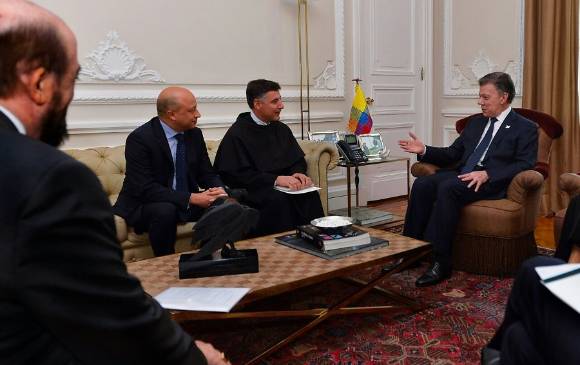 Enzo Fortunato, representante de la Comunidad Franciscana de Asís, Guillerno León Escobar, embajador de Colombia en la Santa Sede, se reunieron con Santos para confirmar el encuentro. FOTO Colprensa / SIG