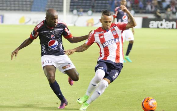 Elacio Córdoba llega a la marca de Jarlan Barrera, el volante creativo de buen desempeño con los tiburones en los últimos compromisos. El técnico Julio Comesaña salió de apuros. FOTO colprensa