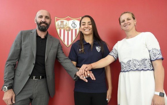 En la imagen aparece Isabela Echeverry durante su presentación como nueva jugadora del Sevilla de España. FOTO @Sevillafc