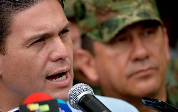 El ministro de Defensa, Juan Carlos Pinzón, aseguró que el viaje de los cinco oficiales a La Habana, muestra que todo el país está comprometido en la consecución de la paz. FOTO COLPRENSA