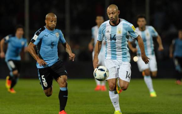 Javier Mascherano se pondrá la cinta de capitán de Argentina en Venezuela. A pesar de que esta le pertenece a Messi, la voz de mando y de orden la da el ilustre “Jefecito”. FOTO AFP
