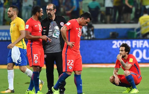 La tristeza de los chilenos se vio reflejada al final del juego ante Brasil, 3-0 y el adiós al Mundial. FOTO AFP 