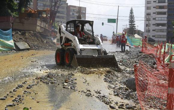 Una retroexcavadora dañó una red que abastece de agua al tanque de la Loma Los Parra. FOTO RÓBINSON SÁENZ