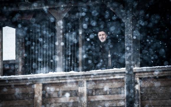 Meñique sigue en Invernalia. Jon lo amenazó en el segundo capítulo. FOTO Cortesía HBO