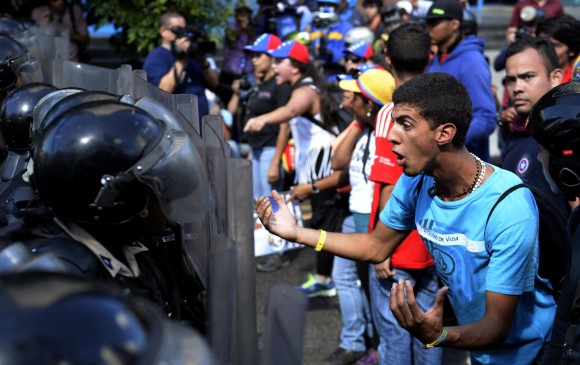 La marcha derivó en enfrentamientos en Caracas entre protestantes y la Policía. Foto AFP