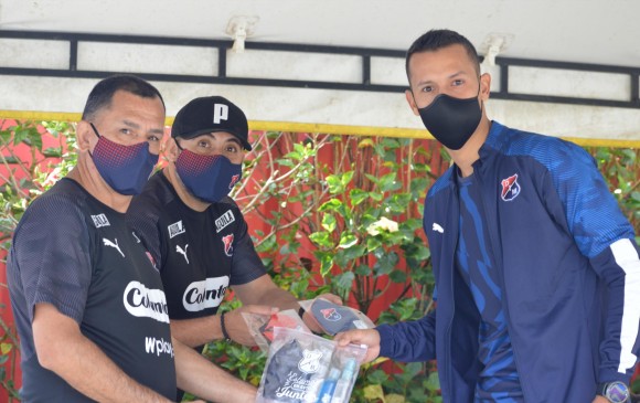 Los jugadores recibieron el kit de protección personal en la sede deportiva del DIM, mientras les realizaron las pruebas covid-19. FOTOS CORTESÍA DIM