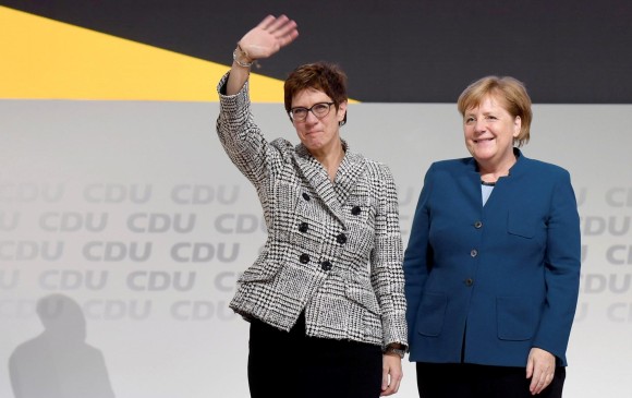 Annegret Kramp-Karrenbauer asumió el liderazgo del conservatismo alemán, tras una votación ajustada. FOTO EFE