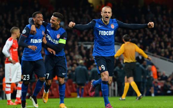 Dimitar Berbatov fue uno de los que marcó para el Mónaco. FOTO AFP