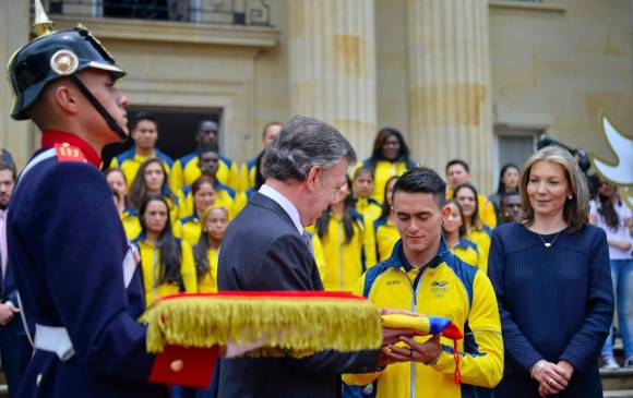 Juan Manuel Santos entregó el pabellón nacional a los deportistas que representarán a Colombia en los Juegos Olímpicos de Río. FOTO Presidencia de la República