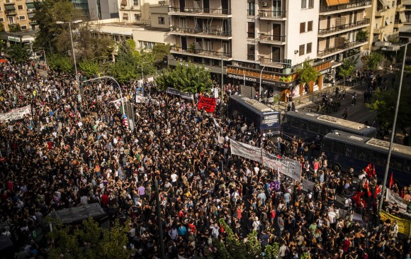 Masiva protesta en Atenas, Grecia, contra el partido de extrema derecha Amanecer Dorado el día en el que fue declarado como una organización terrorista por el homicidio de un rapero en septiembre de 2013. FOTO AFP