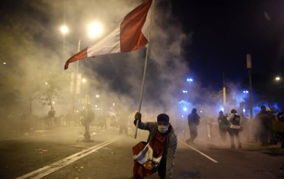 Las calles de distintas ciudades de Perú son el escenario escogido por ciudadanos para mostrar el inconformismo contra los políticos actuales. FOTO AFP